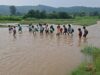 जान जोखिम में डालकर नदी पार करते स्कूली बच्चे नदी