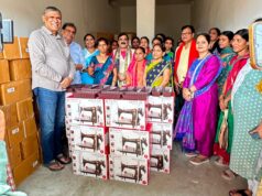 स्वरोजगार हेतु महिलाओं को दिया गया सिलाई मशीन सिलाई मशीन