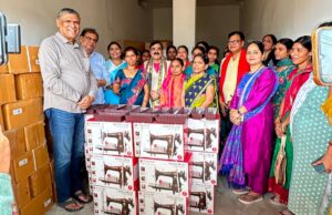 स्वरोजगार हेतु महिलाओं को दिया गया सिलाई मशीन सिलाई मशीन