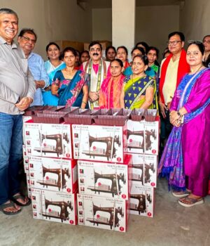 स्वरोजगार हेतु महिलाओं को दिया गया सिलाई मशीन सिलाई मशीन