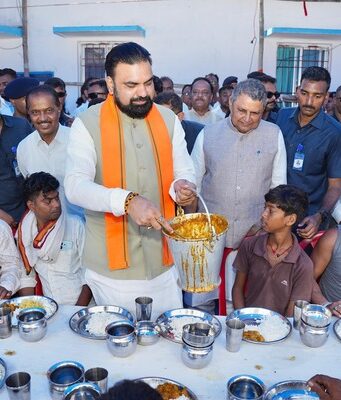 सीएम ने राहत शिविर का लिया जायजा,लोगों के साथ किया भोजन