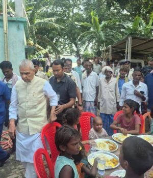 उपमुख्यमंत्री ने सामुदायिक किचेन व स्वास्थ्य कैंप का किया निरीक्षण सामुदायिक किचेन